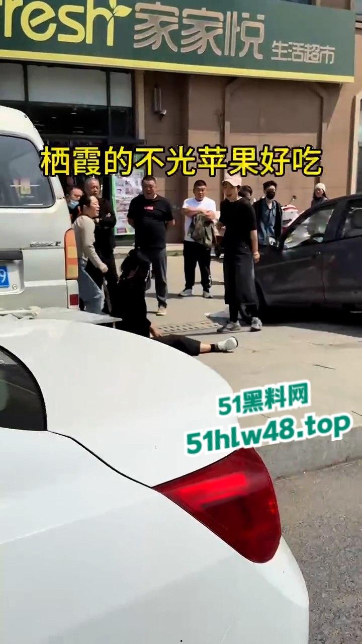 山东栖霞甜品店老板娘当街撕逼无耻小三,出轨男吓得躲车里不敢出来全程龟缩。-1