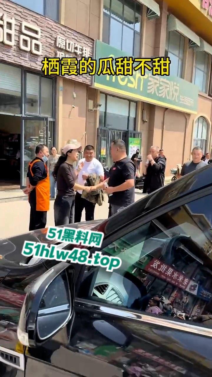 山东栖霞甜品店老板娘当街撕逼无耻小三,出轨男吓得躲车里不敢出来全程龟缩。-4