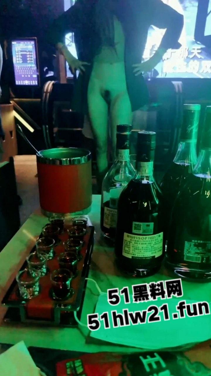 爆料不知名地下KTV淫乱尺度十级打码,坐台小姐大方摸奶抠逼光着屁股漏毛嬉戏。-1