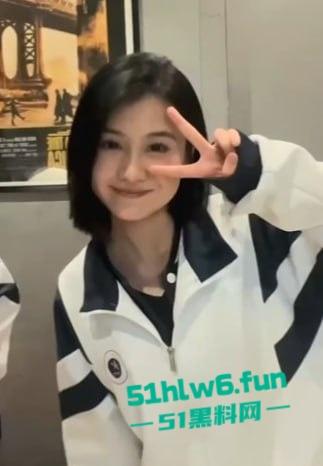 辽宁传媒学院女神【郭奕函】被男友带着玩3P 各种情趣诱惑满足男友性癖爱好分手后遭曝光。-2