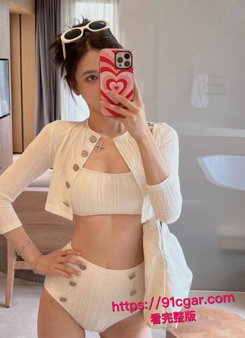 MERIOL_CHAN 卧室独守空房彻底放飞！新加坡甜美女神私下抠到喷水高潮连连，奶子晃得人当场射屏！-8