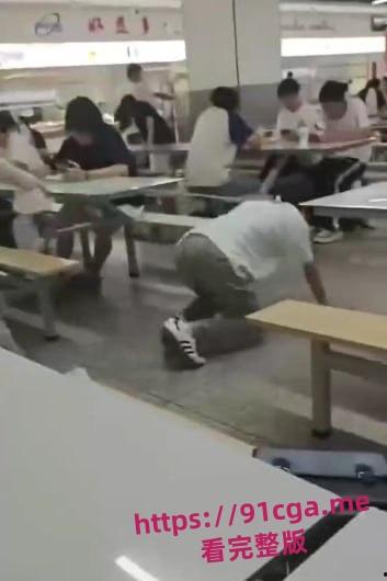 某大学校园食堂瓦学弟当众调教 被粉衣女主当狗一样牵引!-2