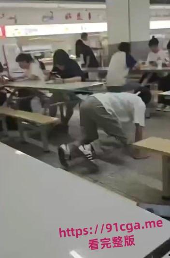 某大学校园食堂瓦学弟当众调教 被粉衣女主当狗一样牵引!-3