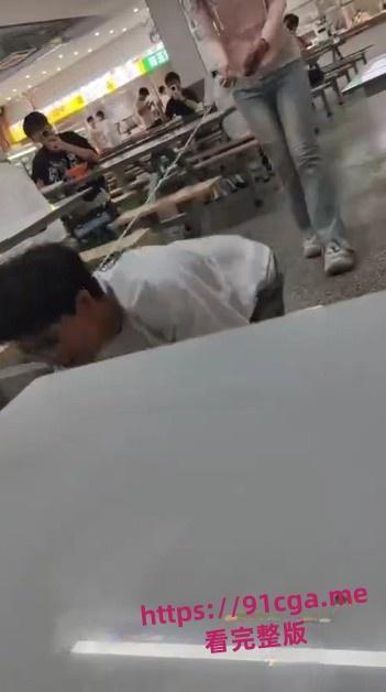 某大学校园食堂瓦学弟当众调教 被粉衣女主当狗一样牵引!-4