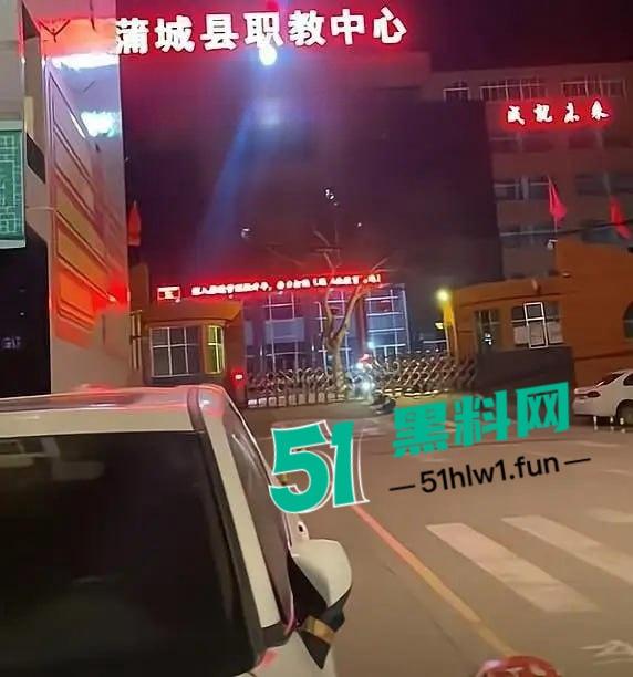 陕西蒲城17岁高三学生坠亡 家长深夜接班主任电话后被学校看管 真相疑点重重引热议!-12