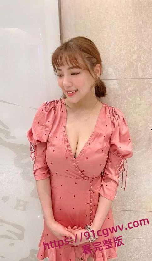 台湾综艺女星G奶熊熊(卓毓彤)性爱影片曝光 吃鸡吧技术真好,不过这个骚逼有点黑了-4