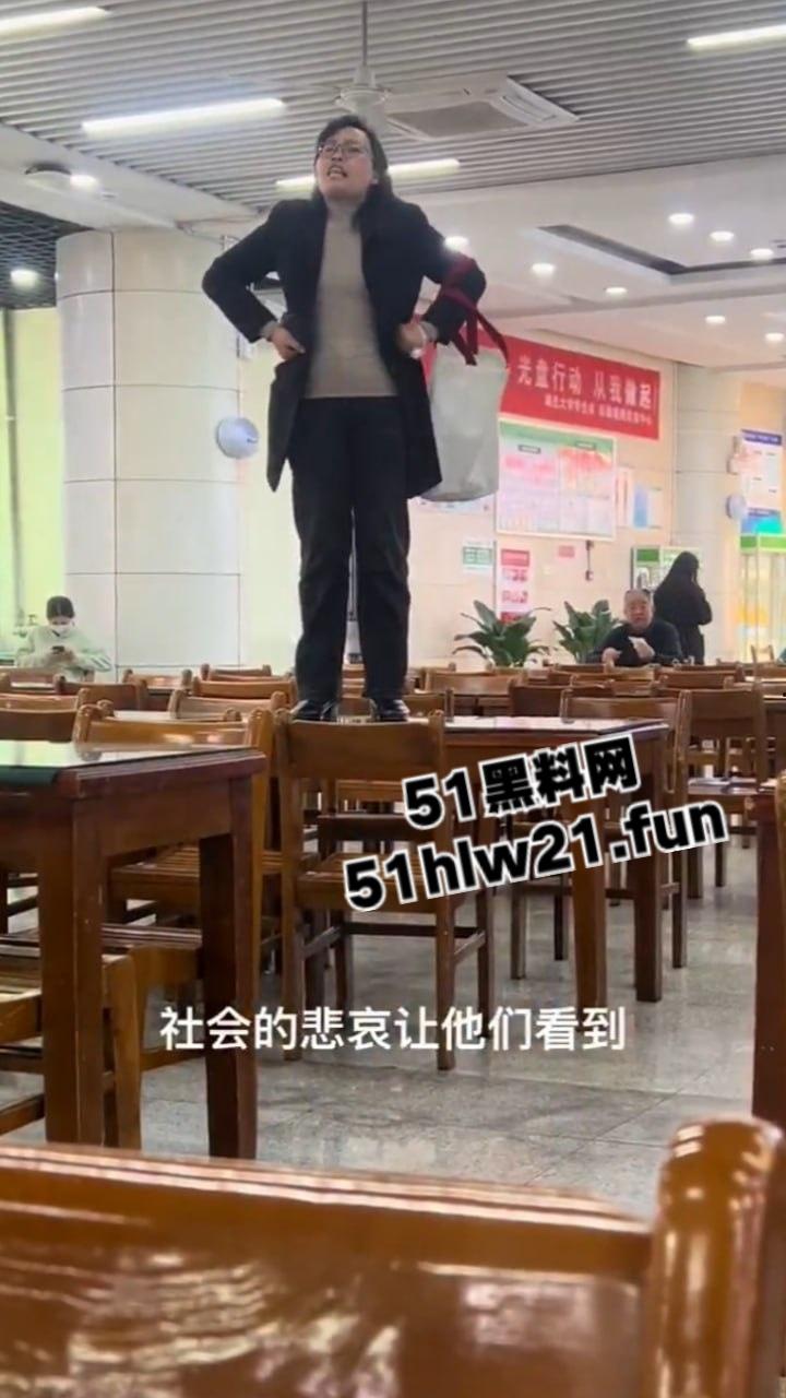湖北大学女教师,在食堂痛哭发声称让学生看看体制的悲哀,自己老公在学校被捅死三年全无说法。-5