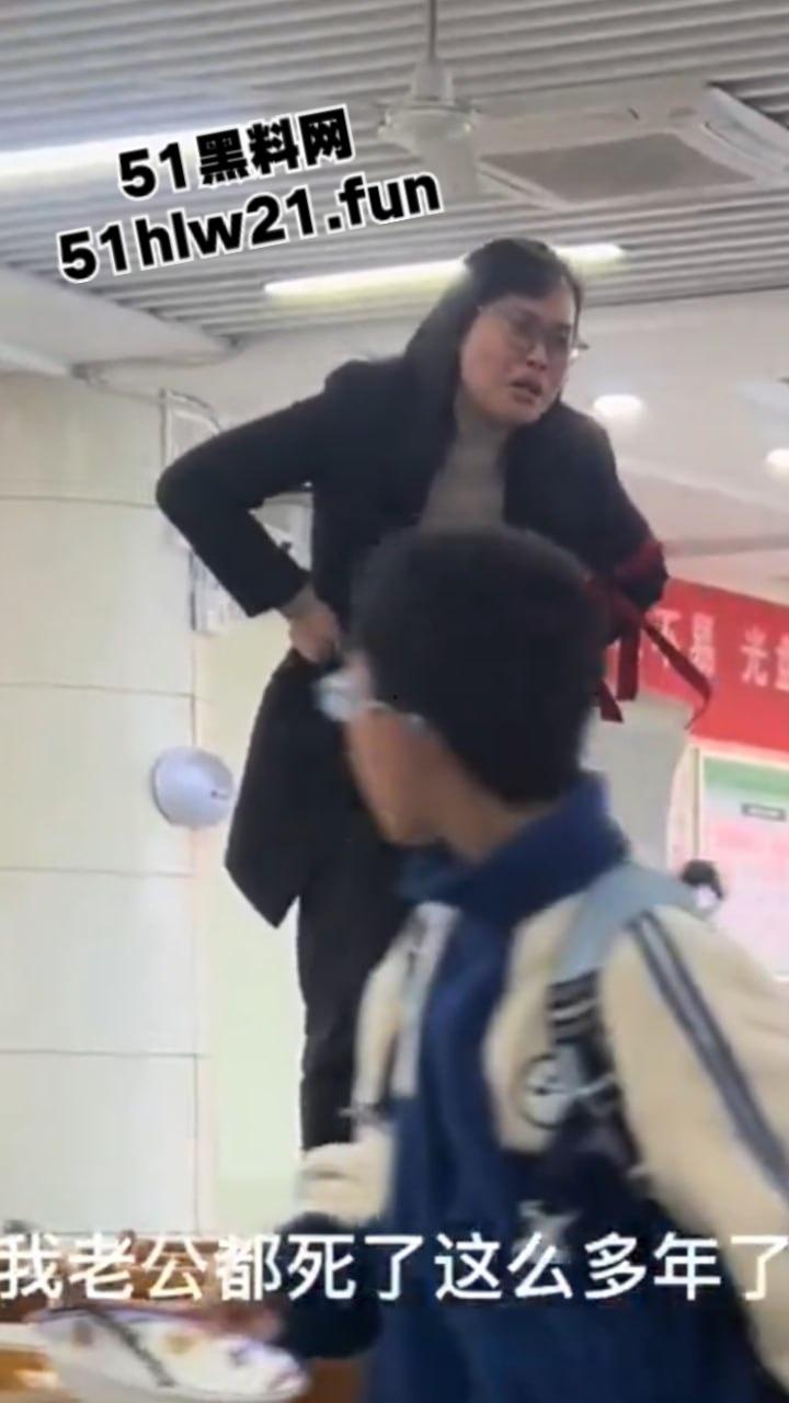 湖北大学女教师,在食堂痛哭发声称让学生看看体制的悲哀,自己老公在学校被捅死三年全无说法。-6