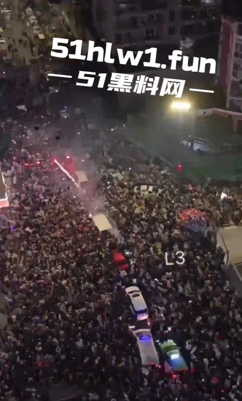 河南信阳万达广场惊现跨年爆燃,自带氢气球放飞碰上烟花直接炸,官方通报多人轻微灼伤,真是作得离谱!-7