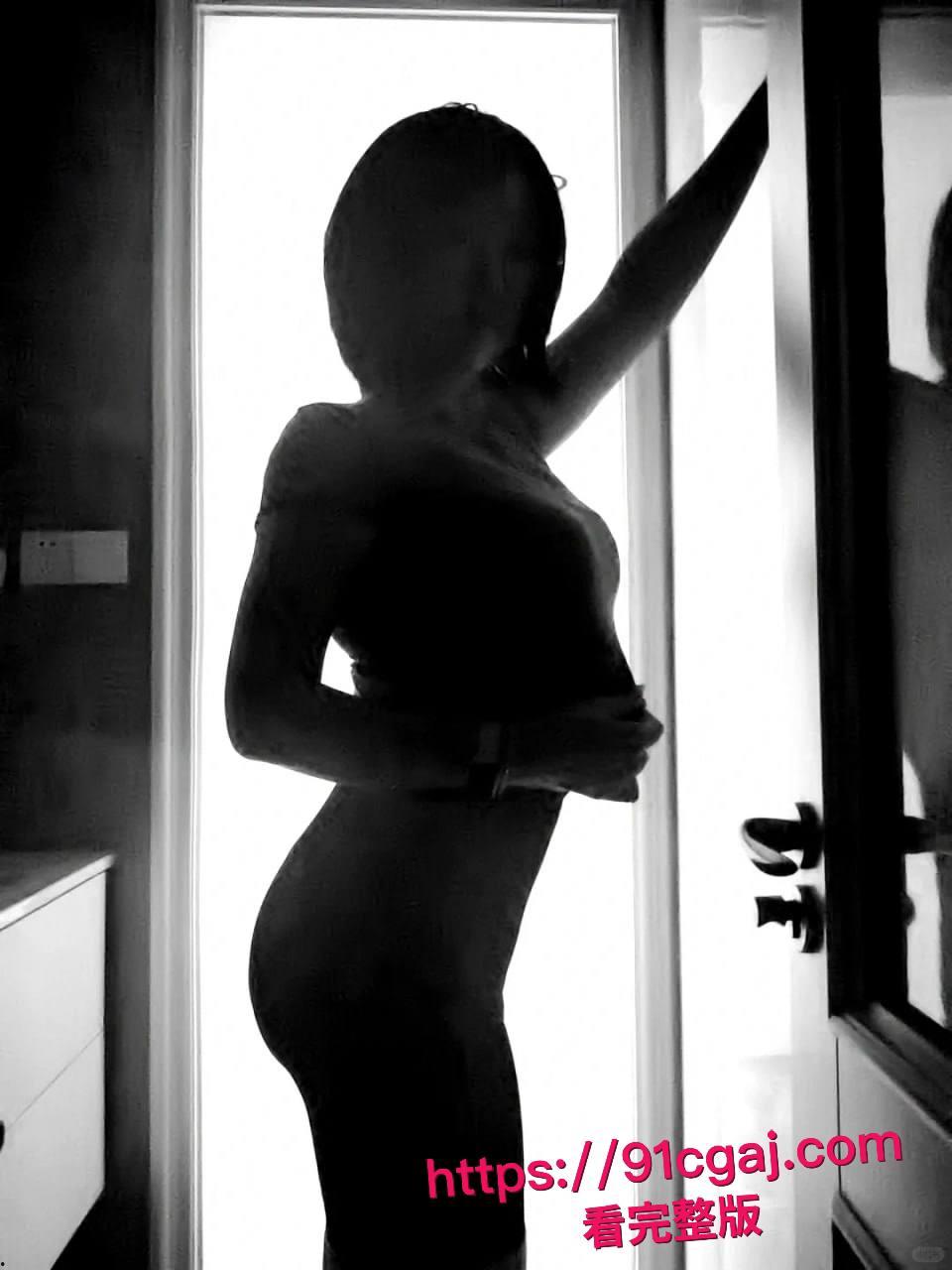 巨乳短发嫩妹遭渣男泄密视频全网疯传！奶子又大又挺被按在梳妆台对镜后入，风骚表情淫叫不断！-8